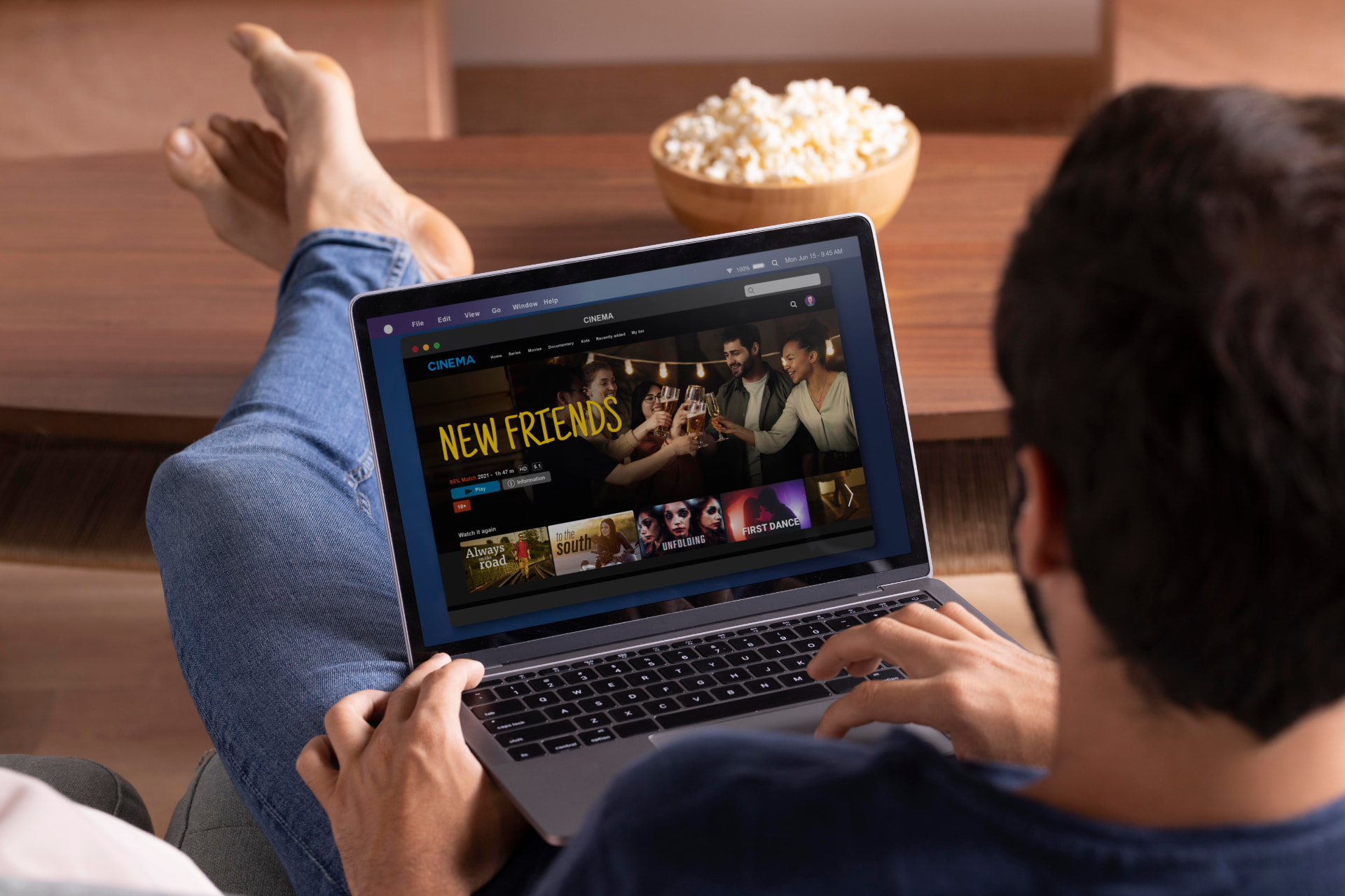 Pessoa assistindo a conteúdo de streaming em um laptop, ilustrando os novos anúncios interativos da Netflix
