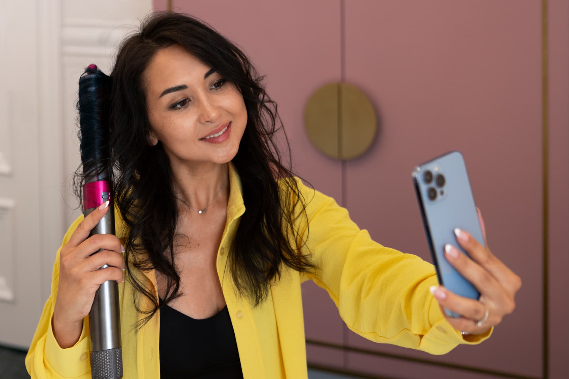 Criadora de conteúdo gravando vídeo com o celular, ilustrando a central de IA do TikTok para anunciantes