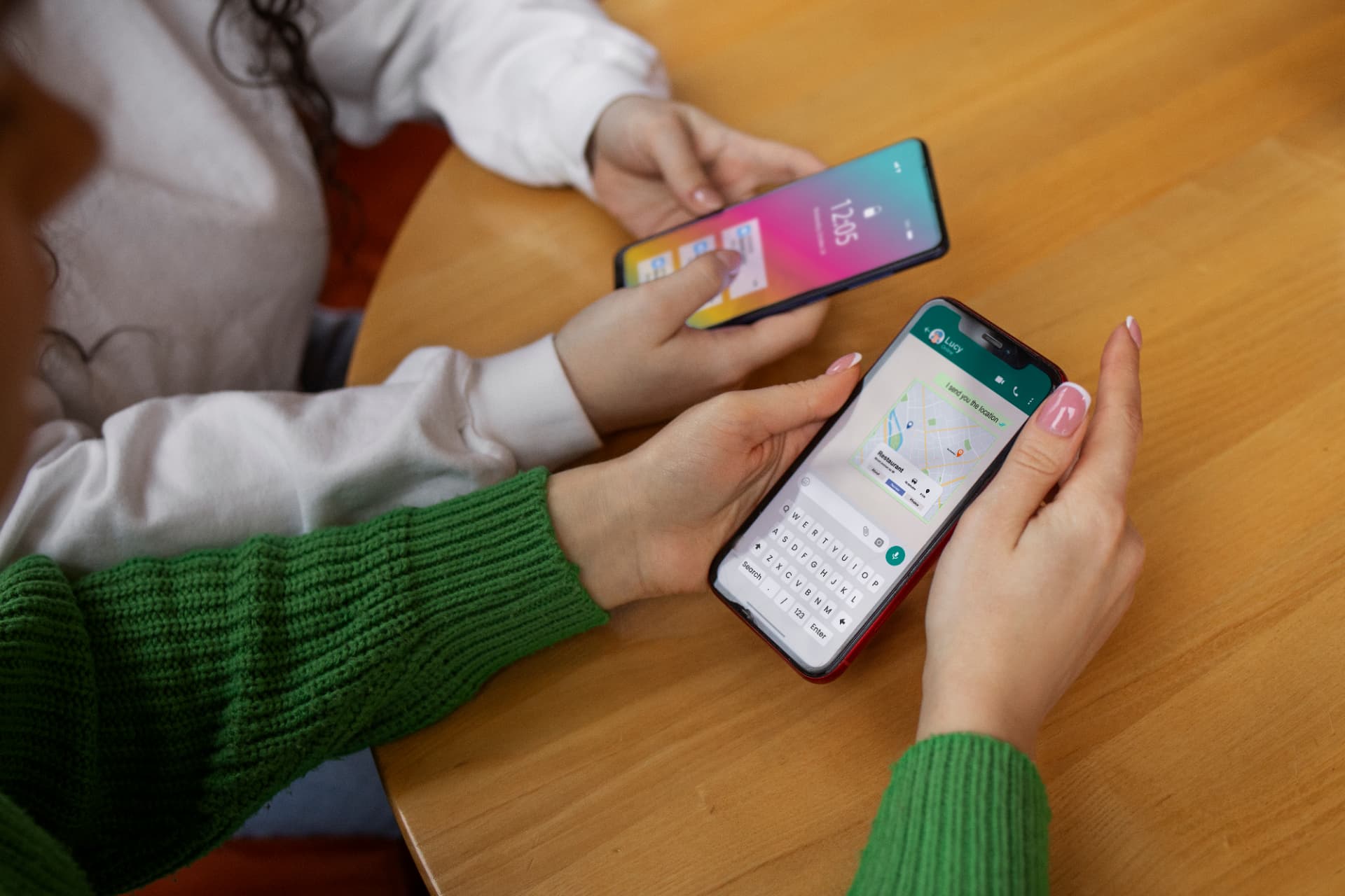 Duas pessoas usando smartphones para trocar mensagens, representando a automação de atendimento no WhatsApp B2B