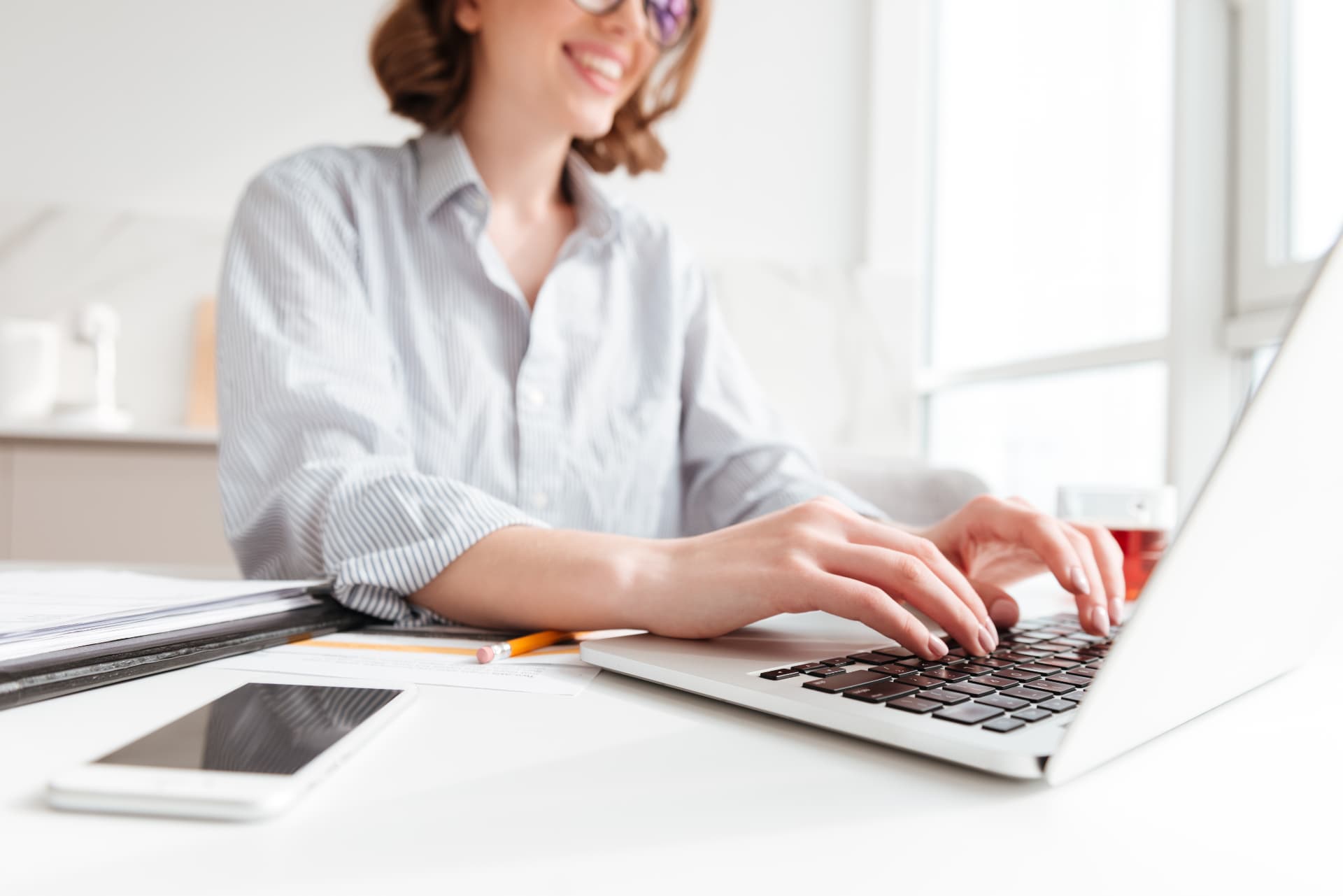 Profissional de marketing digitando em um notebook enquanto usa inteligência artificial para criar conteúdo