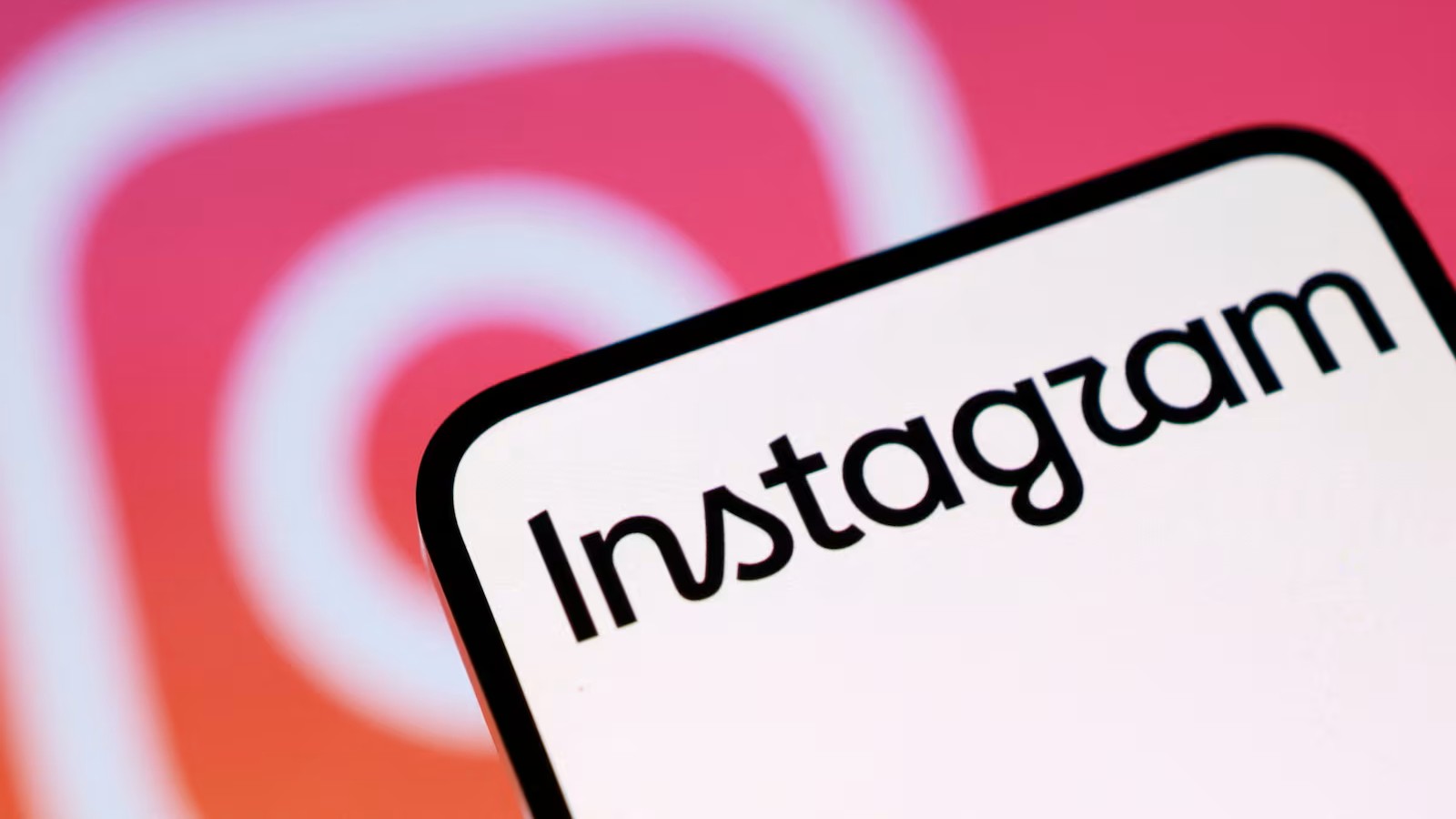 Smartphone exibindo a marca do Instagram em destaque, ilustrando a nova identidade visual da plataforma