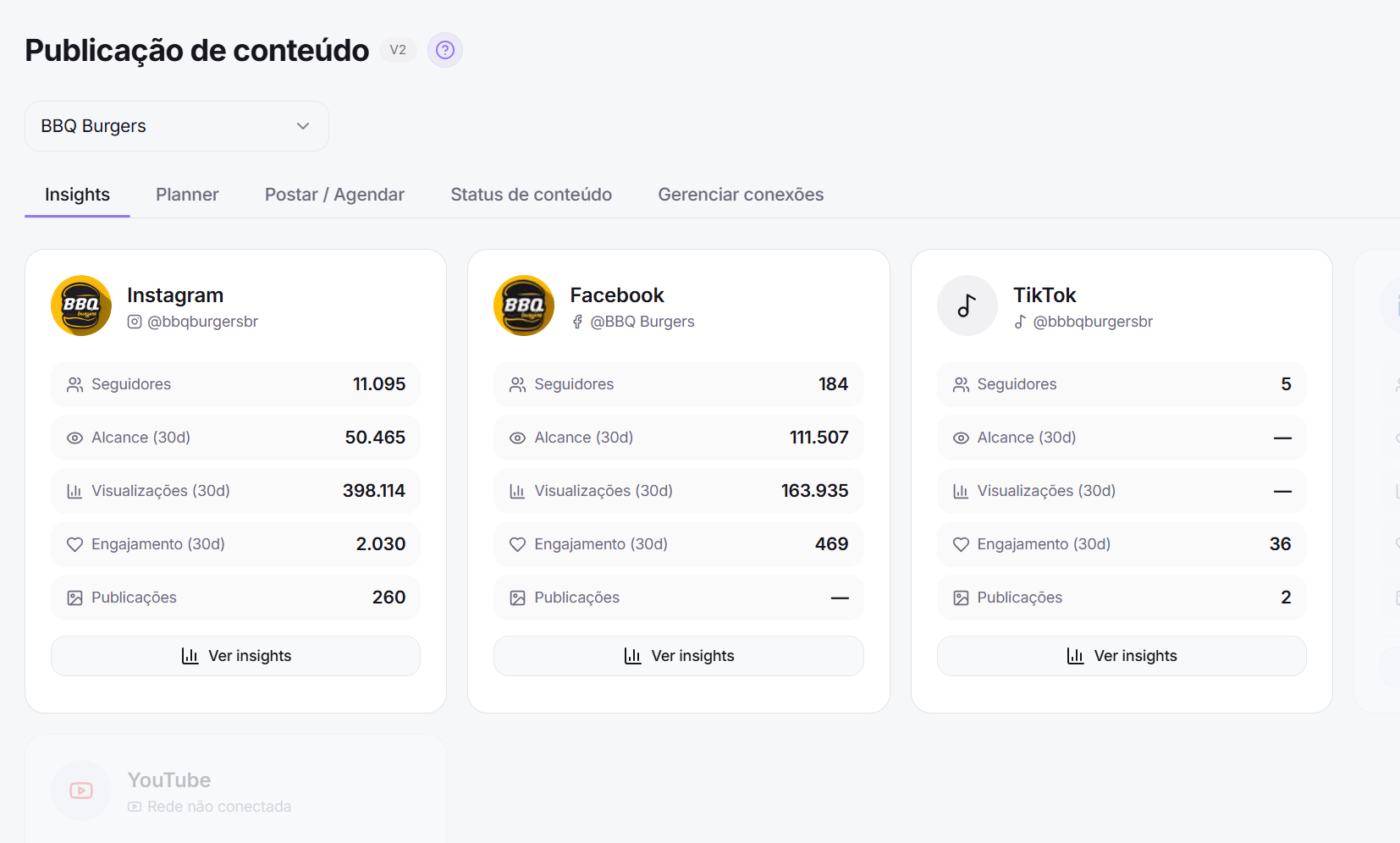 Publicação de conteúdo do AgencyFlow: aba Insights com os cartões de Instagram, Facebook e TikTok do cliente exibindo seguidores, alcance, visualizações, engajamento e publicações