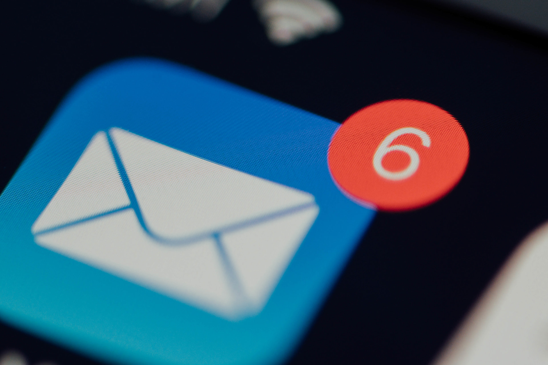 Close de uma interface de e-mail com ícone de notificação, ilustrando as mudanças de privacidade no e-mail marketing