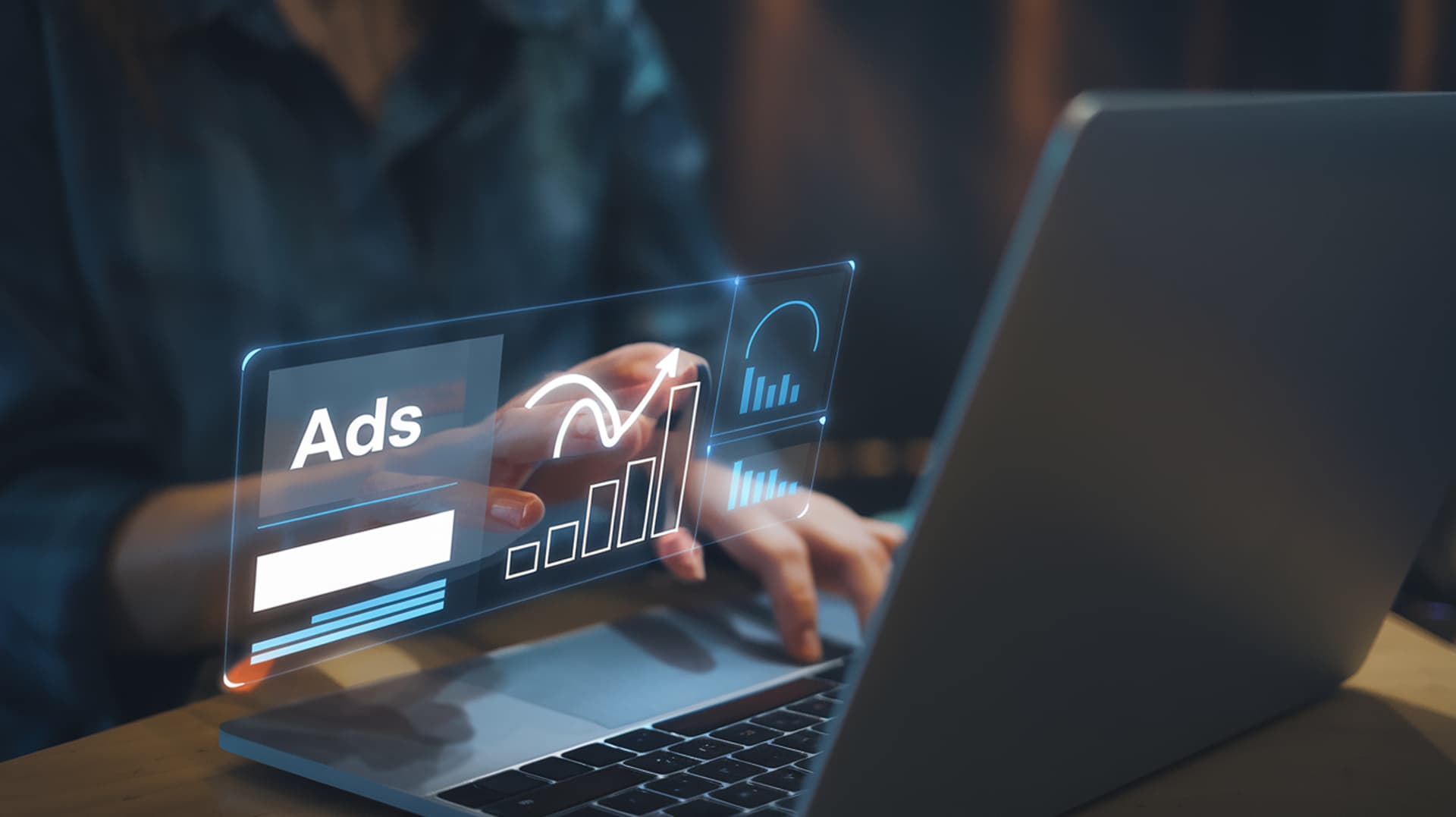 Laptop com elementos gráficos de anúncios e crescimento, ilustrando os novos formatos da Amazon Ads