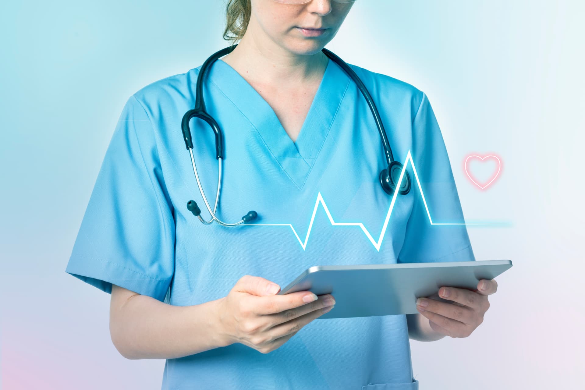 Profissional de saúde em uniforme azul segurando tablet com gráfico de batimentos cardíacos