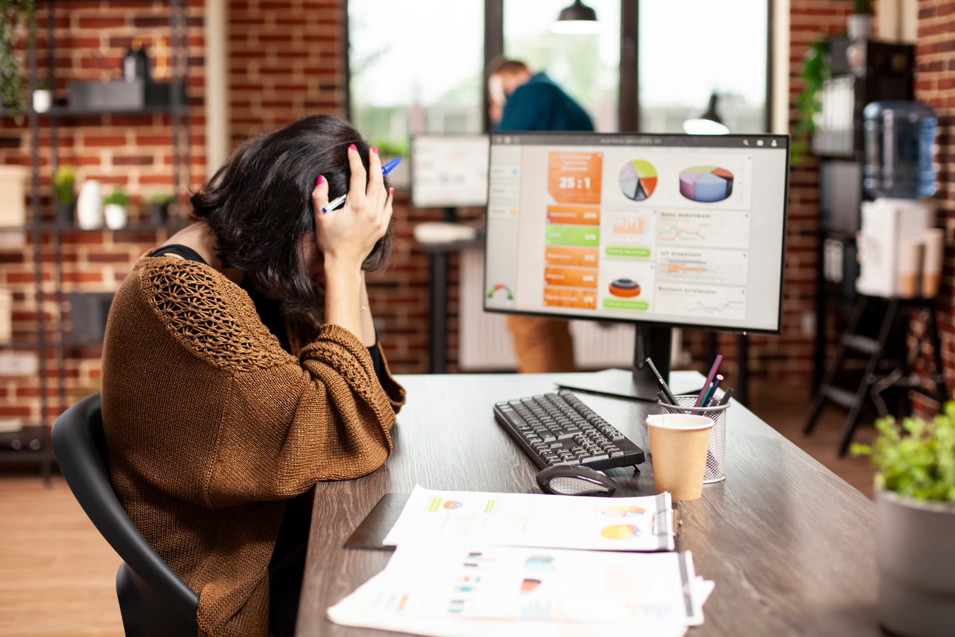 Profissional acompanhando indicadores em um monitor durante a fase de onboarding de um novo cliente