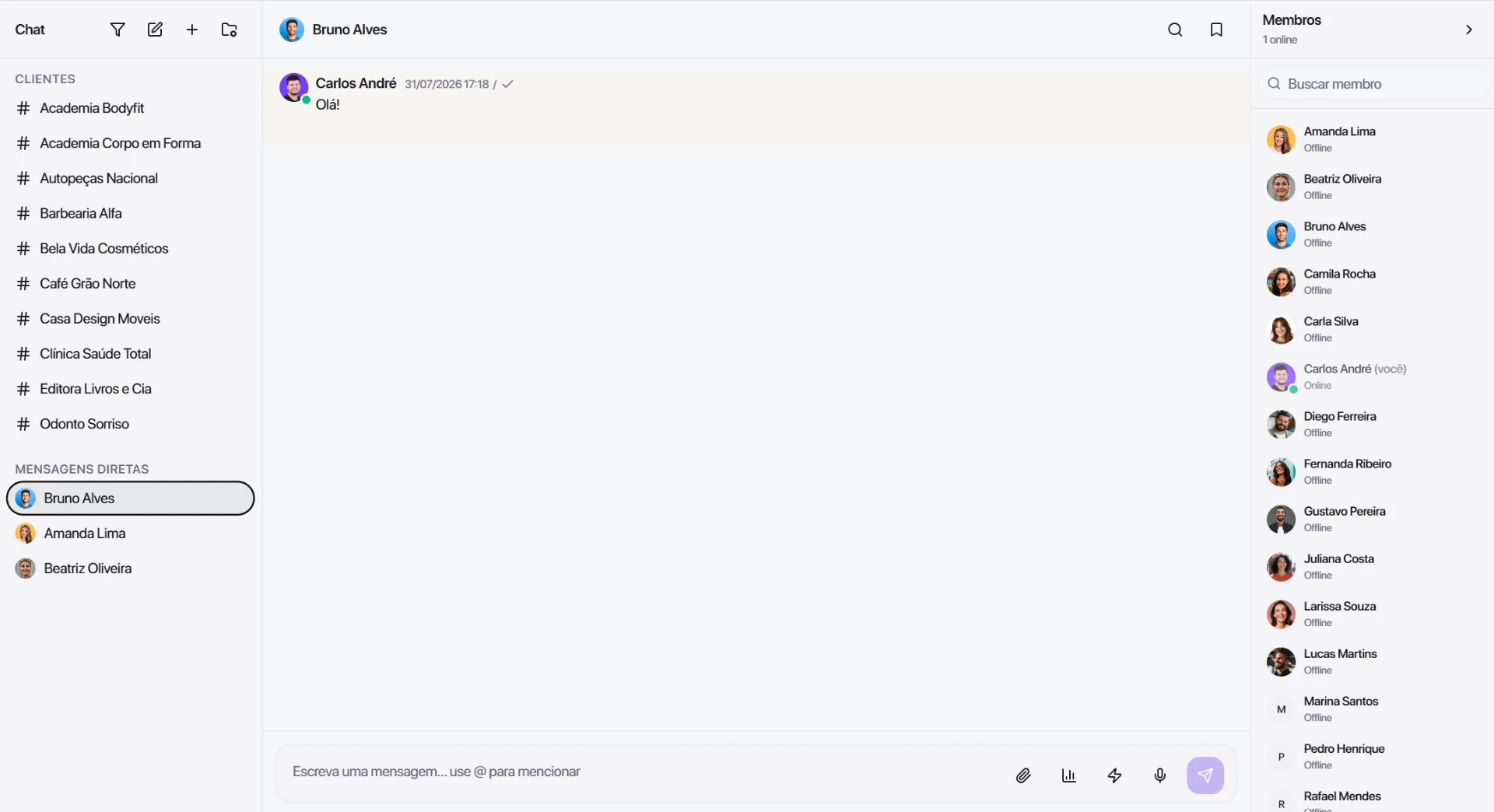 Chat interno do AgencyFlow com canais de clientes, mensagens diretas e lista de membros da equipe